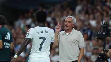 Mourinho le hace un gesto a Vin&iacute;cius en el Bernab&eacute;u