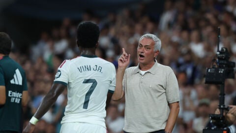 Mourinho le hace un gesto a Vin&iacute;cius en el Bernab&eacute;u