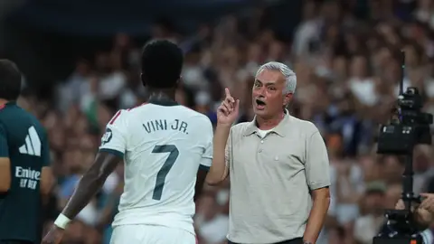 Mourinho le hace un gesto a Vinícius en el Bernabéu Mourinho le hace un gesto a Vinícius en el Bernabéu
