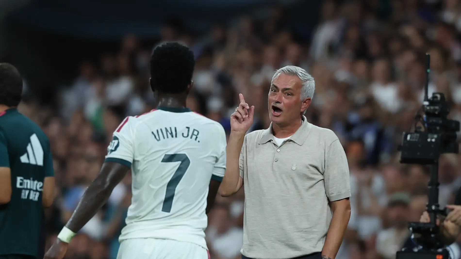 Mourinho le hace un gesto a Vinícius en el Bernabéu Mourinho le hace un gesto a Vinícius en el Bernabéu