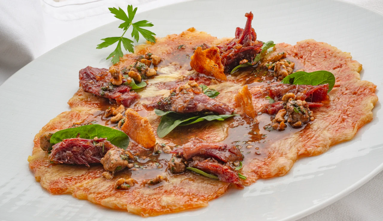 Receta de restaurante de lujo: Joseba Arguiñano y Paula Monreal preparan carpaccio de higos con confit de pato