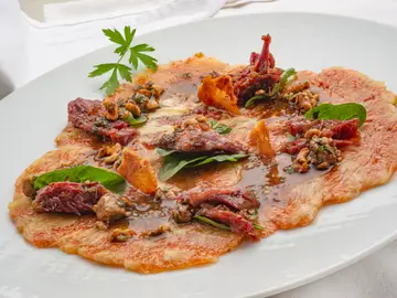 Receta de restaurante de lujo: Joseba Arguiñano y Paula Monreal preparan carpaccio de higos con confit de pato Receta de restaurante de lujo: Joseba Arguiñano y Paula Monreal preparan carpaccio de higos con confit de pato