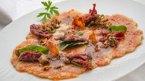 Receta de restaurante de lujo: Joseba Argui&ntilde;ano y Paula Monreal preparan carpaccio de higos con confit de pato