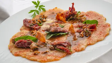 Receta de restaurante de lujo: Joseba Arguiñano y Paula Monreal preparan carpaccio de higos con confit de pato Receta de restaurante de lujo: Joseba Arguiñano y Paula Monreal preparan carpaccio de higos con confit de pato