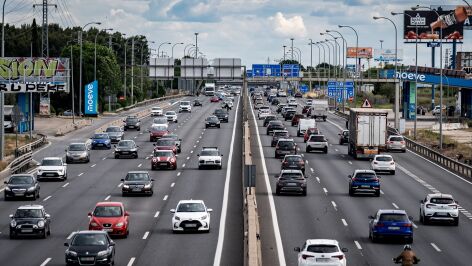 Decenas de veh&iacute;culos durante la operaci&oacute;n retorno del puente de mayo