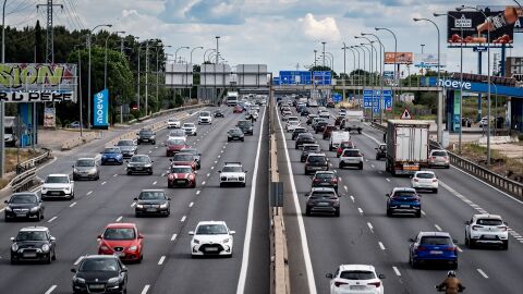Decenas de veh&iacute;culos durante la operaci&oacute;n retorno del puente de mayo