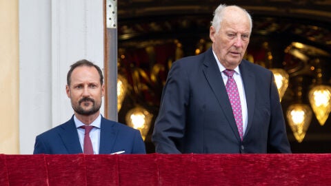 El príncipe heredero Haakon junto al rey Harald de Noruega