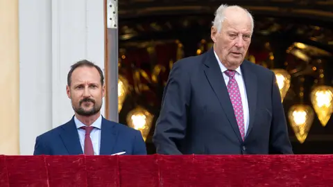 El príncipe heredero Haakon junto al rey Harald de Noruega El príncipe heredero Haakon junto al rey Harald de Noruega