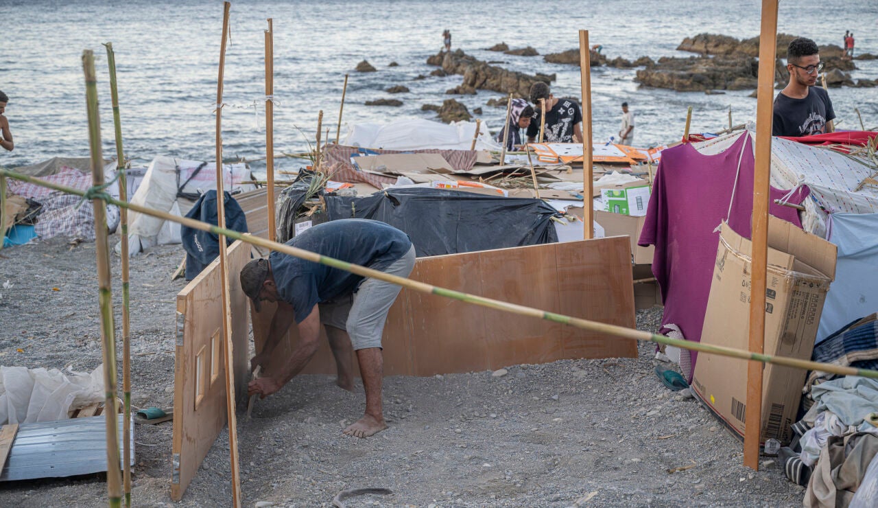 La playa del Trampol&iacute;n vuelve a presentar el mismo aspecto que durante los primeros d&iacute;as de la llegada masiva de migrantes