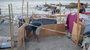 La playa del Trampolín vuelve a presentar el mismo aspecto que durante los primeros días de la llegada masiva de migrantes La playa del Trampolín vuelve a presentar el mismo aspecto que durante los primeros días de la llegada masiva de migrantes