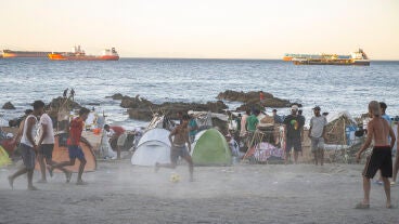 Decenas de personas viven y pernoctan en la playa del Trampol&iacute;n, a 28 de agosto de 2026, en Ceuta (Espa&ntilde;a). En la zona de la playa del Trampol&iacute;n permanecen a&uacute;n cientos de migrantes en situaci&oacute;n irregular, donde han vuelto a construir chozas. 28 AGOSTO 2026 CRISIS MIGRATORIA Marcos Moreno / Europa Press 28/08/2026