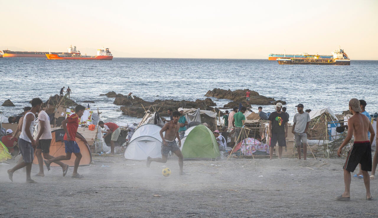 La playa del Trampol&iacute;n vuelve a presentar el mismo aspecto que durante los primeros d&iacute;as de la llegada masiva de migrantes