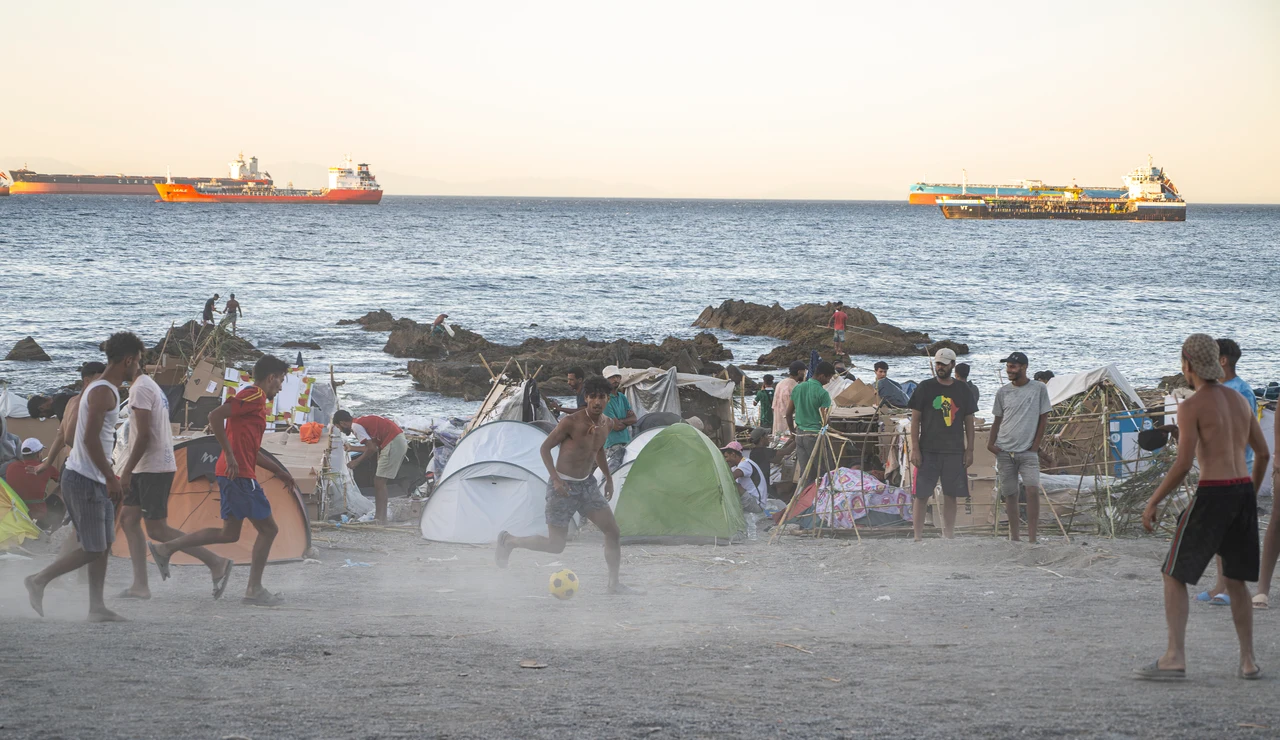 La playa del Trampolín vuelve a presentar el mismo aspecto que durante los primeros días de la llegada masiva de migrantes