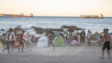 La playa del Trampol&iacute;n vuelve a presentar el mismo aspecto que durante los primeros d&iacute;as de la llegada masiva de migrantes