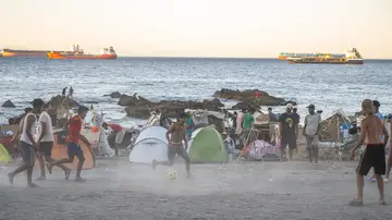La playa del Trampolín vuelve a presentar el mismo aspecto que durante los primeros días de la llegada masiva de migrantes La playa del Trampolín vuelve a presentar el mismo aspecto que durante los primeros días de la llegada masiva de migrantes