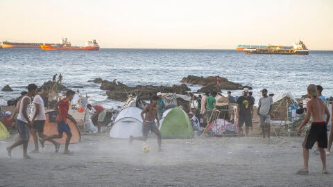 Decenas de personas viven y pernoctan en la playa del Trampol&iacute;n, a 28 de agosto de 2026, en Ceuta (Espa&ntilde;a). En la zona de la playa del Trampol&iacute;n permanecen a&uacute;n cientos de migrantes en situaci&oacute;n irregular, donde han vuelto a construir chozas. 28 AGOSTO 2026 CRISIS MIGRATORIA Marcos Moreno / Europa Press 28/08/2026