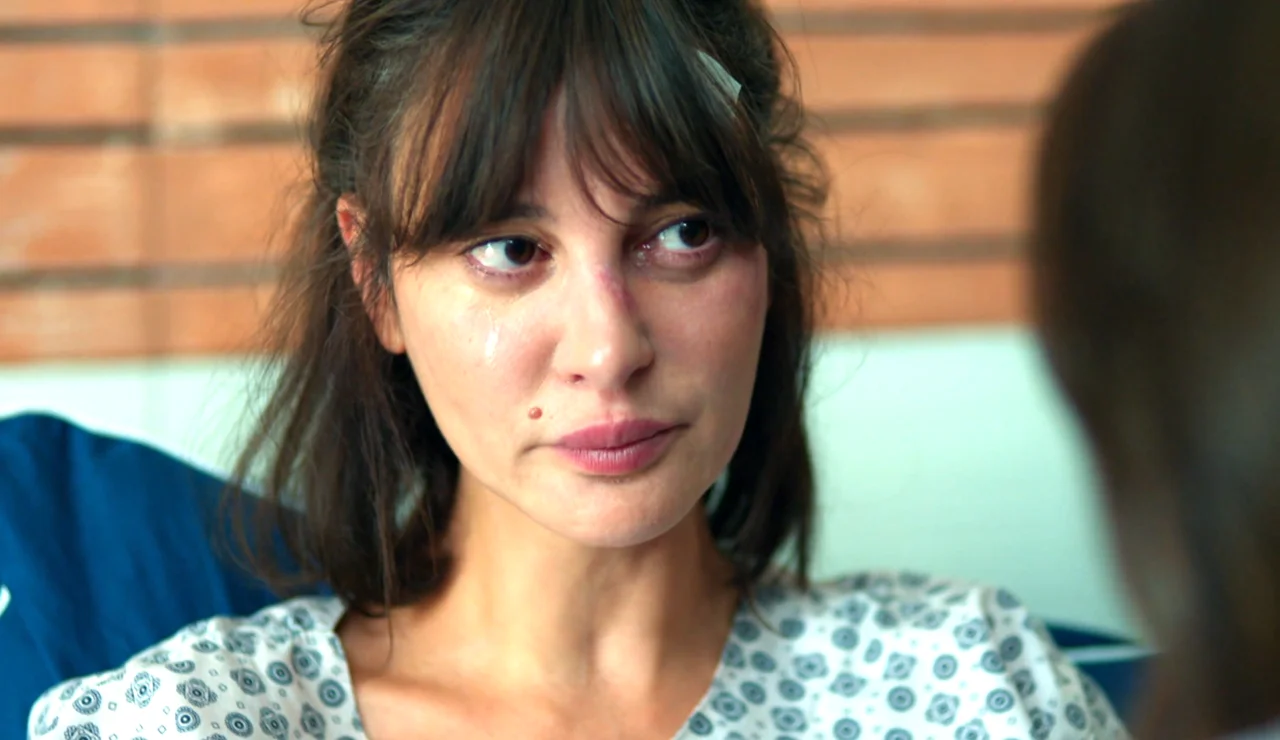 Mine acepta la propuesta de Alya para huir con su hija y empezar una nueva vida