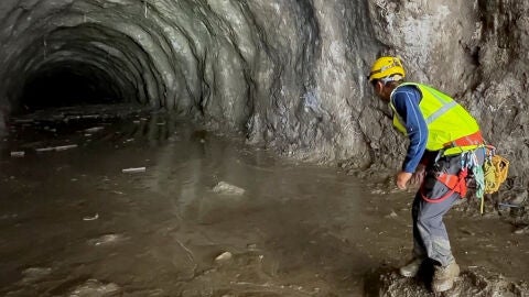 B&uacute;squeda en los t&uacute;neles tras la riada en Nepal