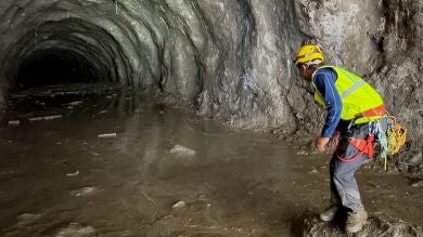 Ascienden a 900 los muertos en Nepal, con cerca de 1.000 personas atrapadas en túneles