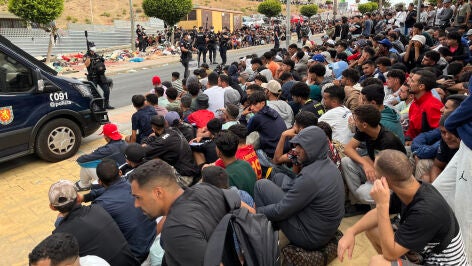  Migrantes frente a la explanada de embotellamiento de Loma Colmenar