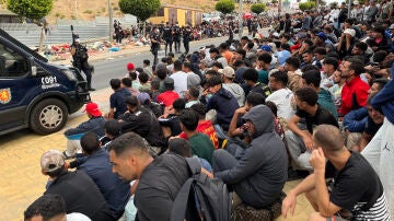  Migrantes frente a la explanada de embotellamiento de Loma Colmenar