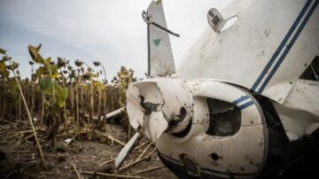 Imagen de los daños sufridos en la aeronave tras el aterrizaje forzoso en el campo de girasoles