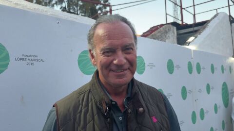 Bertín Osborne posando para los medios