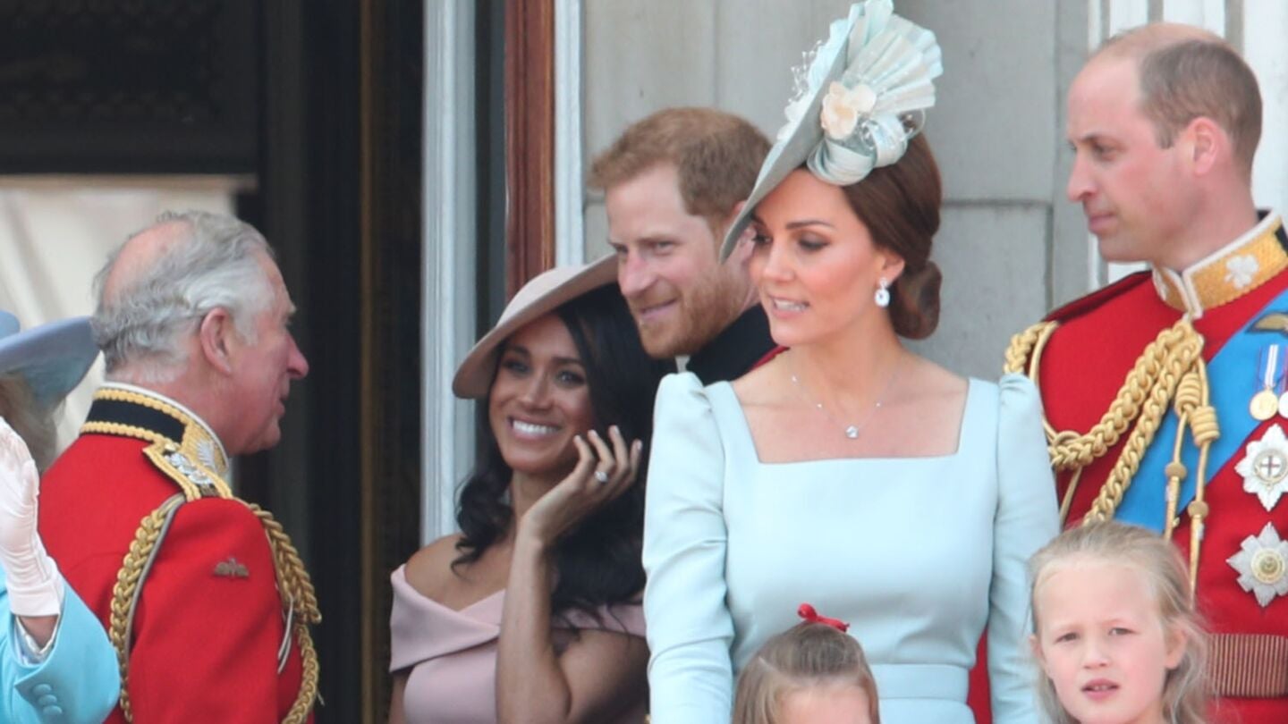 El rey Carlos, Meghan Markle, el pr&iacute;ncipe Harry, Kate Middleton y el pr&iacute;ncipe Guillermo