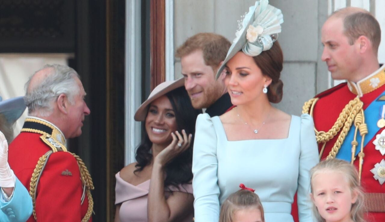 El rey Carlos, Meghan Markle, el pr&iacute;ncipe Harry, Kate Middleton y el pr&iacute;ncipe Guillermo