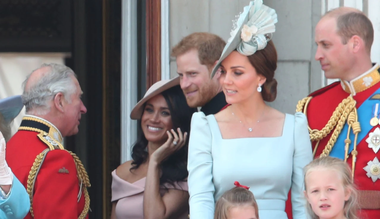 El rey Carlos, Meghan Markle, el príncipe Harry, Kate Middleton y el príncipe Guillermo
