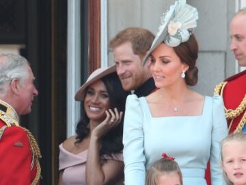 El rey Carlos, Meghan Markle, el pr&iacute;ncipe Harry, Kate Middleton y el pr&iacute;ncipe Guillermo