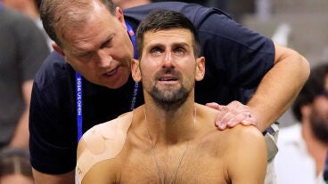 Novak Djokovic atendido por el fisio ante Navone