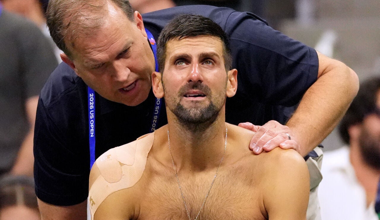 Novak Djokovic atendido por el fisio ante Navone