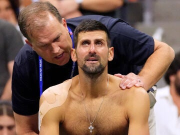 Novak Djokovic atendido por el fisio ante Navone