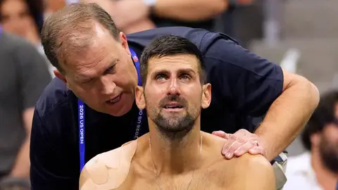 Novak Djokovic atendido por el fisio ante Navone Novak Djokovic atendido por el fisio ante Navone
