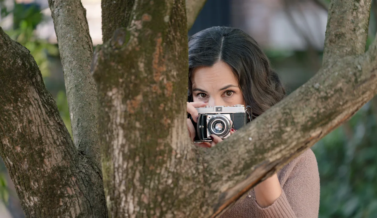 Begoña, a punto de declararse a Andrés, ¡sin imaginar que Beatriz los está fotografiando!