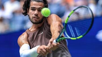 Carlos Alcaraz en el duelo ante Roman Safiullin