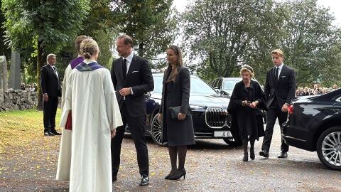 El rey Haakon VIII acude a la misa por el rey Harald V junto a su madre, Sonia de Noruega, y sus hijos, Ingrid Alexandra y Sverre
