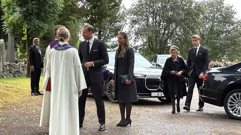 El rey Haakon VIII acude a la misa por el rey Harald V junto a su madre, Sonia de Noruega, y sus hijos, Ingrid Alexandra y Sverre El rey Haakon VIII acude a la misa por el rey Harald V junto a su madre, Sonia de Noruega, y sus hijos, Ingrid Alexandra y Sverre