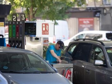 Una persona reposta el combustible de su coche en una gasolinera