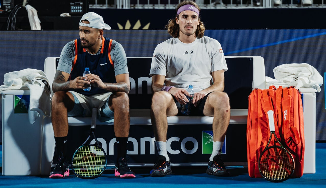 Tsitsipas (d), junto a Kyrgios en 2022