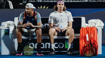 Tsitsipas (d), junto a Kyrgios en 2022