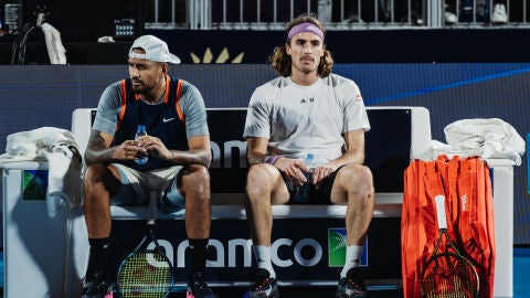 Tsitsipas (d), junto a Kyrgios en 2022