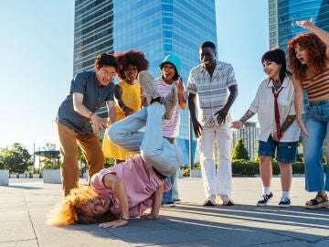 Grupo de j&oacute;venes divirti&eacute;ndose en la calle