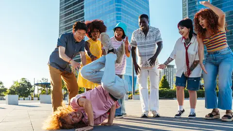Grupo de jóvenes divirtiéndose en la calle Grupo de jóvenes divirtiéndose en la calle