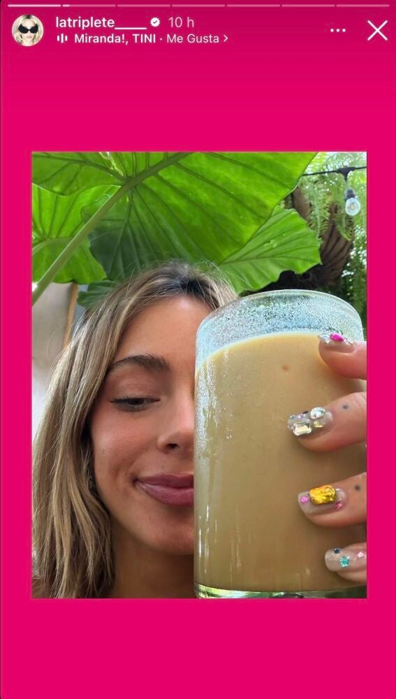 Tini Stoessel con manicura de piedras y brillos
