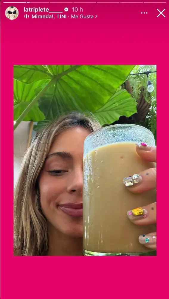 Tini Stoessel con manicura de piedras y brillos Tini Stoessel con manicura de piedras y brillos