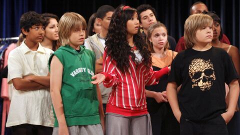 Mark Indelicato, Dylan y Cole Sprouse, y Brenda Song en 'Zack y Cody'