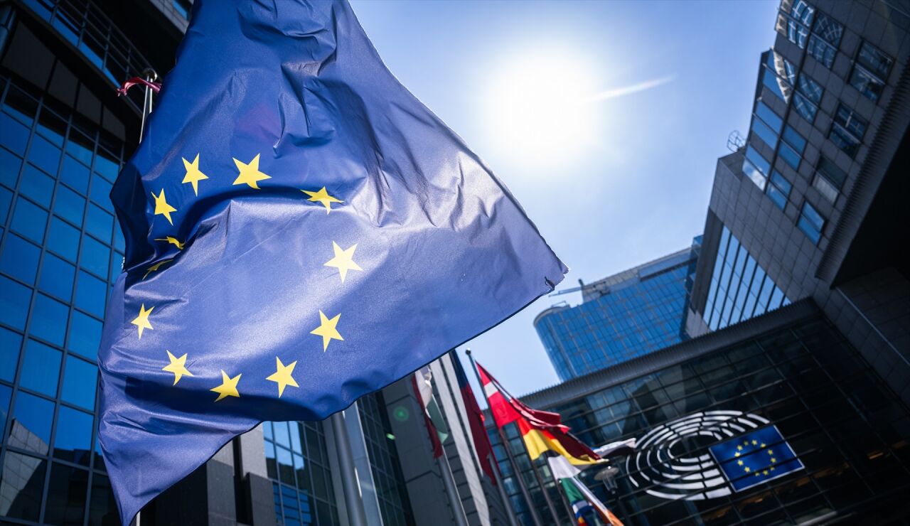 Bandera de la Uni&oacute;n Europea frente al edificio del Parlamento Europeo en Bruselas