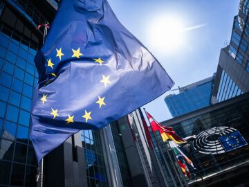 Bandera de la Uni&oacute;n Europea frente al edificio del Parlamento Europeo en Bruselas